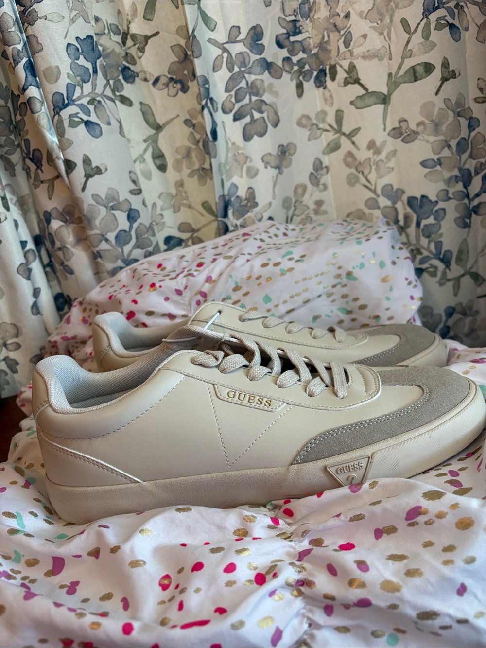 GUESS Men’s Cream and Light Gray Low-Top Sneakers